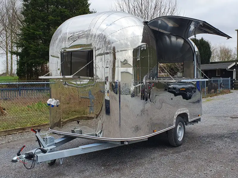 Glanzende retro foodtrailer in Airstream-stijl – luxe uitstraling