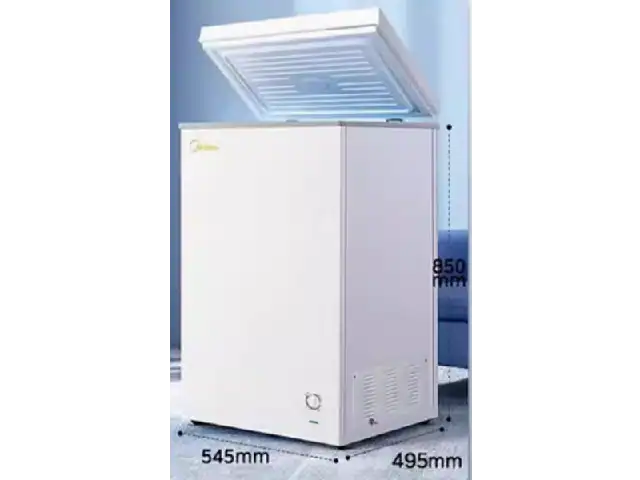 Kompakter Gefrierschrank oder Gefriertruhe für den Einsatz in kleinen Gewerbeküchen oder Foodtrailern.