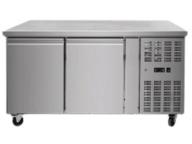 2-türiger Edelstahltisch-Kühlschrank mit Arbeitsfläche für Gastronomie oder Foodtrailer.