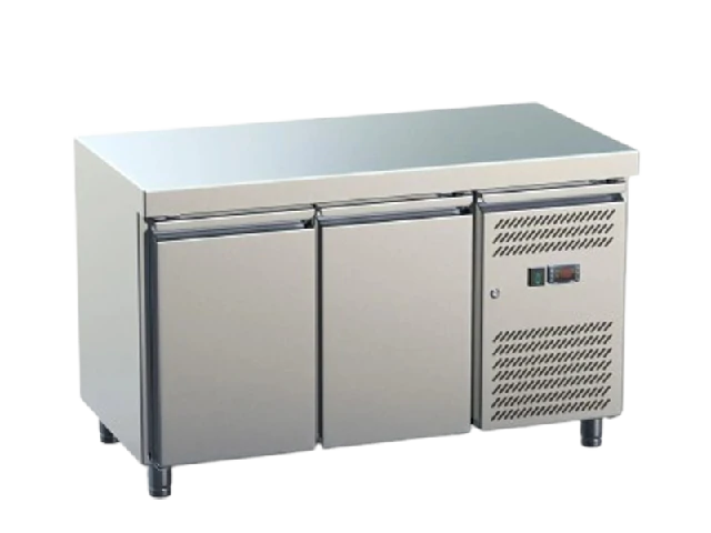 2-türiger Edelstahltisch-Kühlschrank mit Arbeitsfläche für Gastronomie oder Foodtrailer.