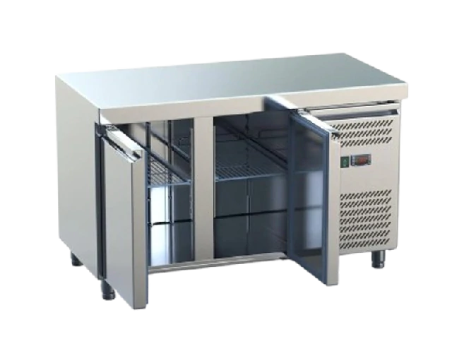 Gewerblicher Kühltisch mit zwei Türen und durchgehender Arbeitsfläche.