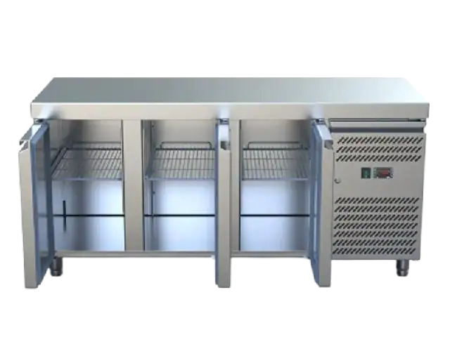 3-türiger Arbeitstisch-Kühlschrank aus Edelstahl für professionelle Küchen und Foodtrucks.