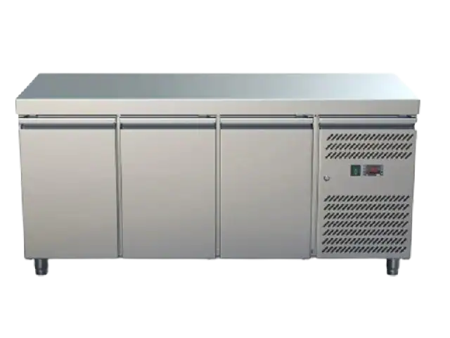 3-türiger Arbeitstisch-Kühlschrank aus Edelstahl für professionelle Küchen und Foodtrucks.