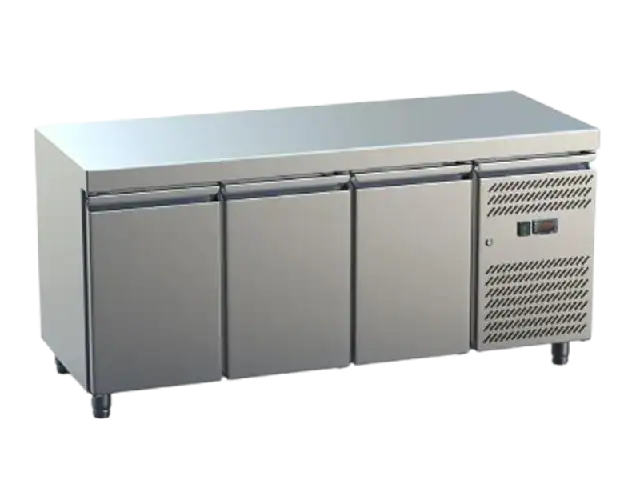 3-türiger Arbeitstisch-Kühlschrank aus Edelstahl für professionelle Küchen und Foodtrucks.