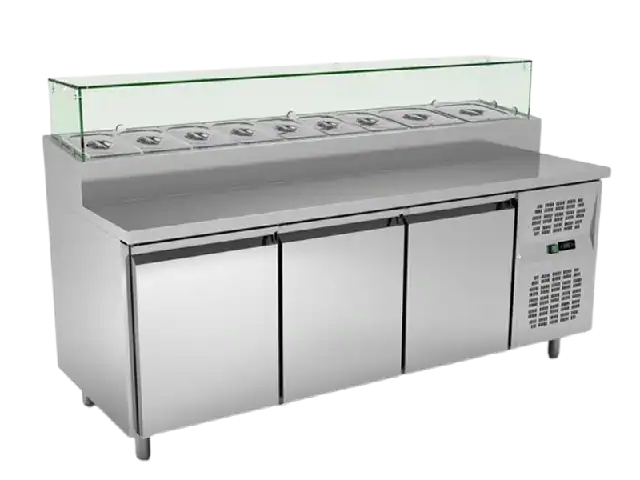 3-türiger Kühltisch mit Saladette-Aufsatz für gekühlte Lebensmittelvorbereitung.
