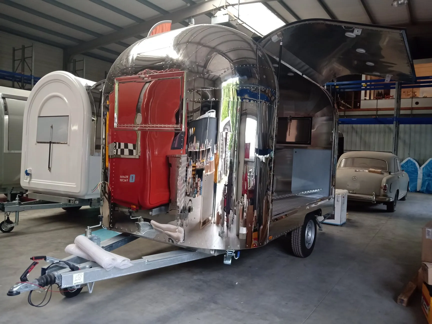 Airstream-style food trailer with polished aluminum body – premium retro model