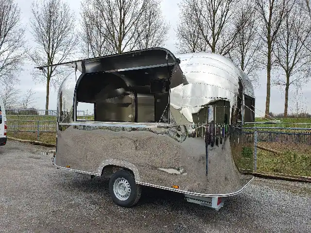 Glanzende retro foodtrailer in Airstream-stijl – luxe uitstraling