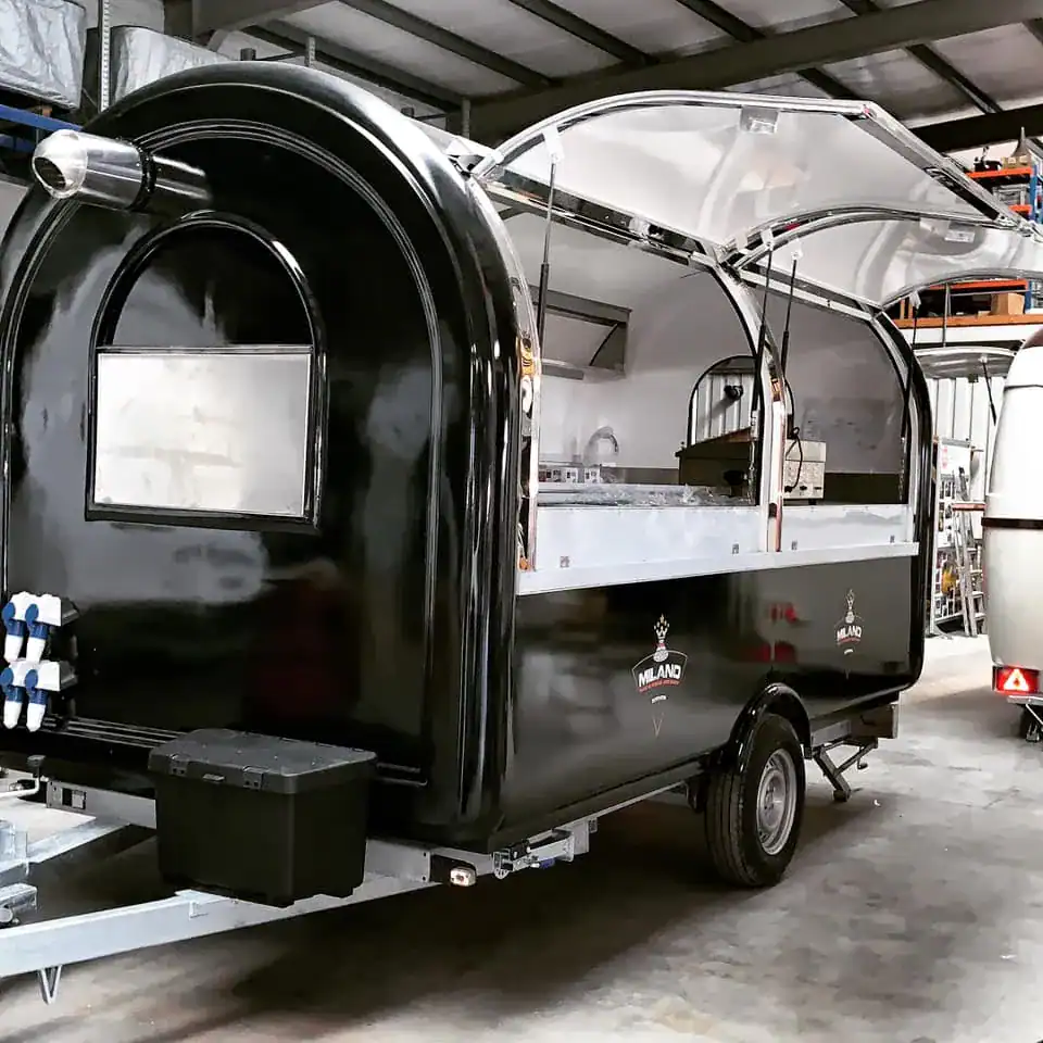 Zwarte retro foodtrailer van 3,8 meter – ruime mobiele keuken voor foodtruckondernemers