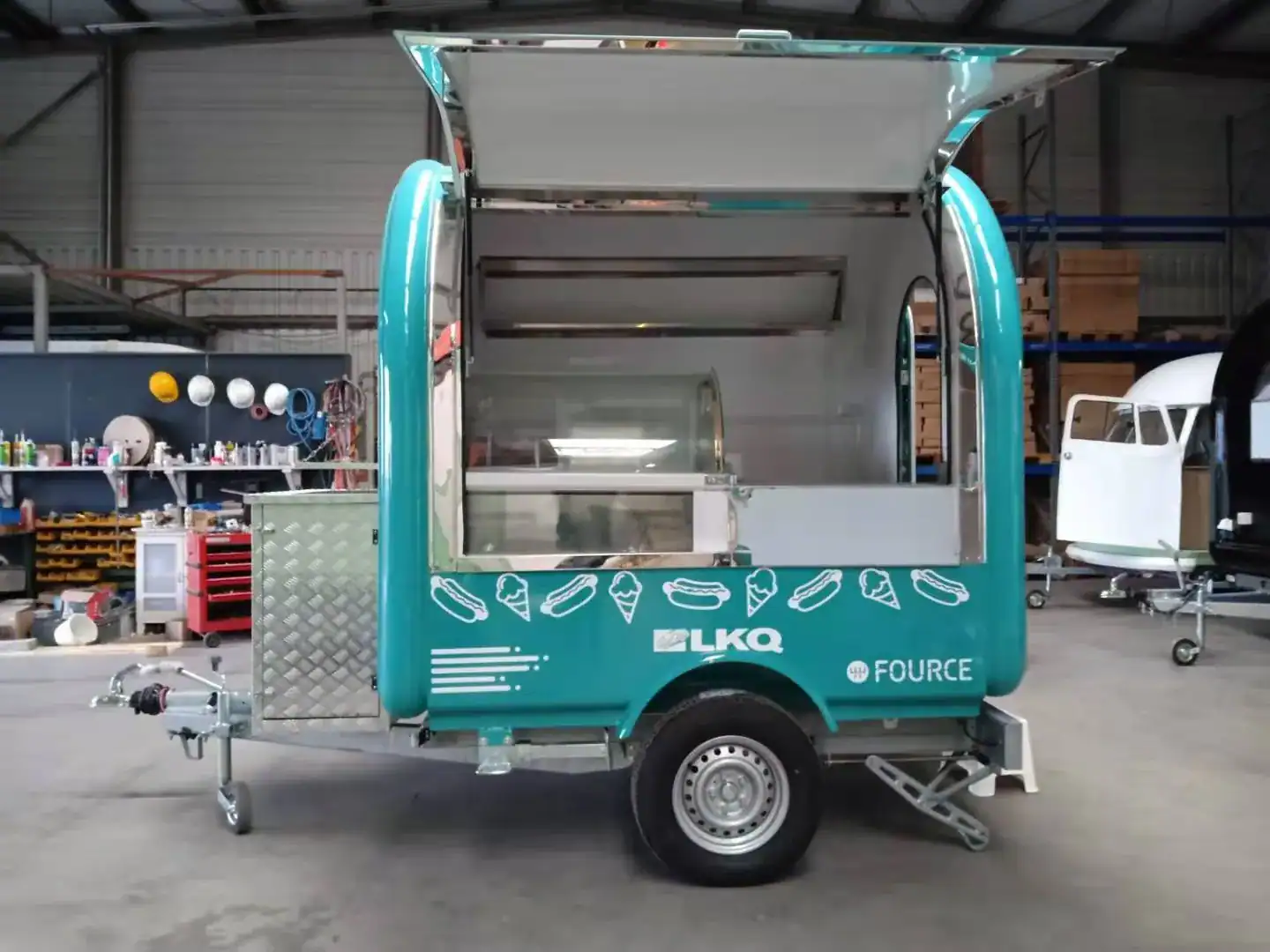 Remorque food truck arrondie compacte, idéale pour les petites entreprises et les événements extérieurs.