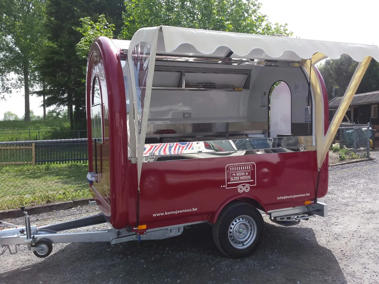 Foodtrailer mit Runddach, 2,8 Meter lang, ideal für mobile Gastronomie oder Events.