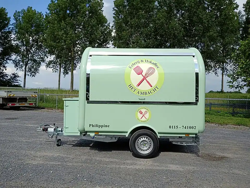 Retro food trailer model L – 2.8 meters long, red exterior