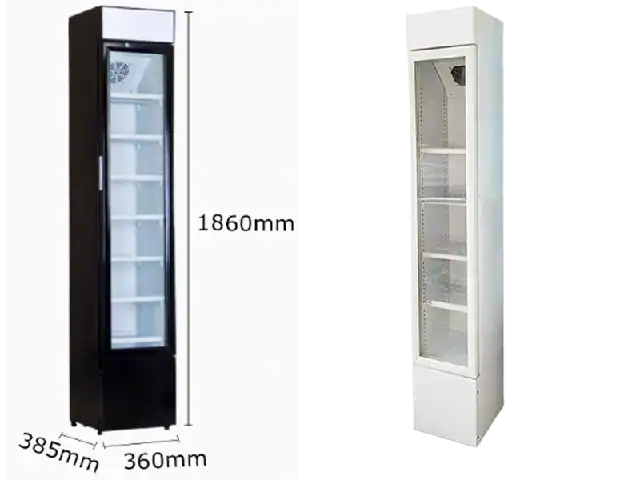 Schmaler Mini-Kühlschrank mit Glastür zur Präsentation von Getränken oder Snacks.