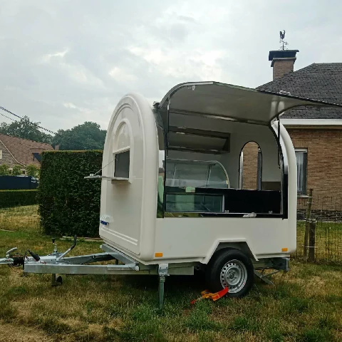 Remorque food truck arrondie compacte, idéale pour les petites entreprises et les événements extérieurs.