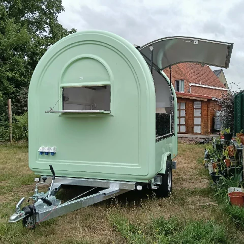 Remorque food truck arrondie compacte, idéale pour les petites entreprises et les événements extérieurs.
