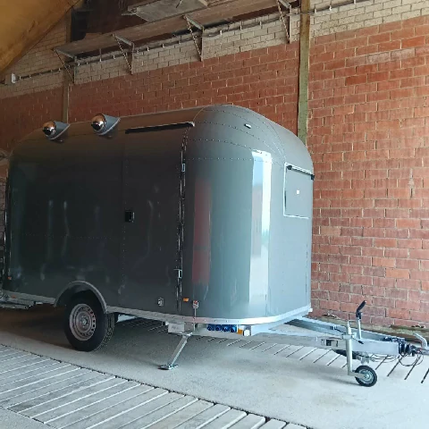 Retro Foodtruck 3,8 m × 2,1 m RAL 7009 erhältlich in Belgien