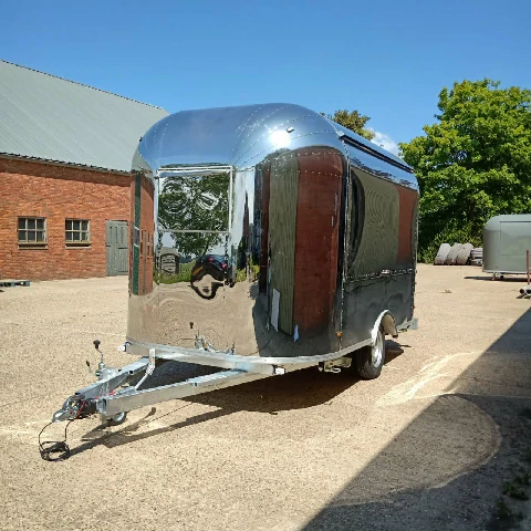 Glänzender Edelstahl-Foodtruck im Airstream-Stil – Seitenansicht – neu in Belgien