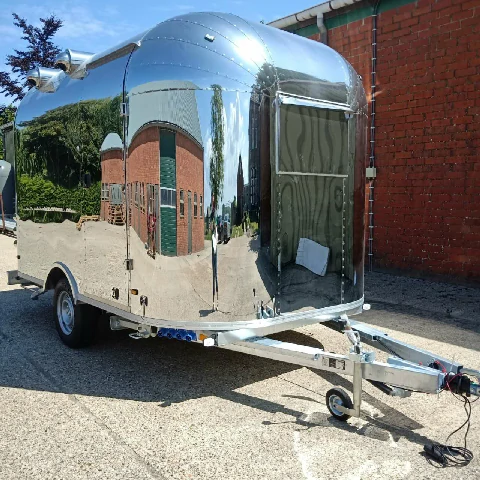 Glänzender Edelstahl-Foodtruck im Airstream-Stil – Seitenansicht – neu in Belgien