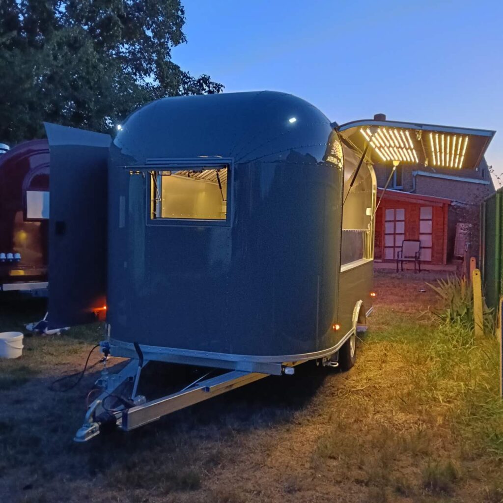 Glänzender Edelstahl-Foodtruck im Airstream-Stil – Seitenansicht – neu in Belgien
