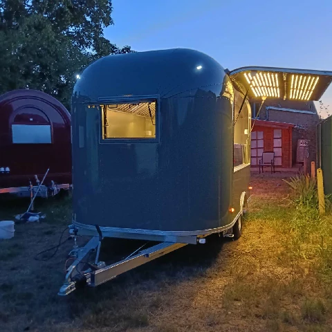 Glänzender Edelstahl-Foodtruck im Airstream-Stil – Seitenansicht – neu in Belgien