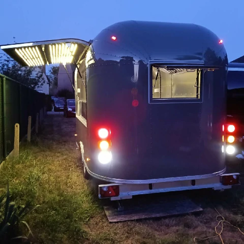Glanzende retro foodtrailer in Airstream-stijl – luxe uitstraling