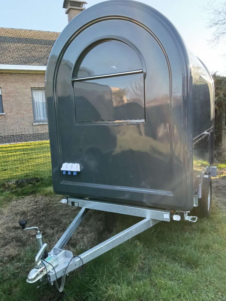 Remorque food truck rouge RAL7016 style rétro pour restauration mobile