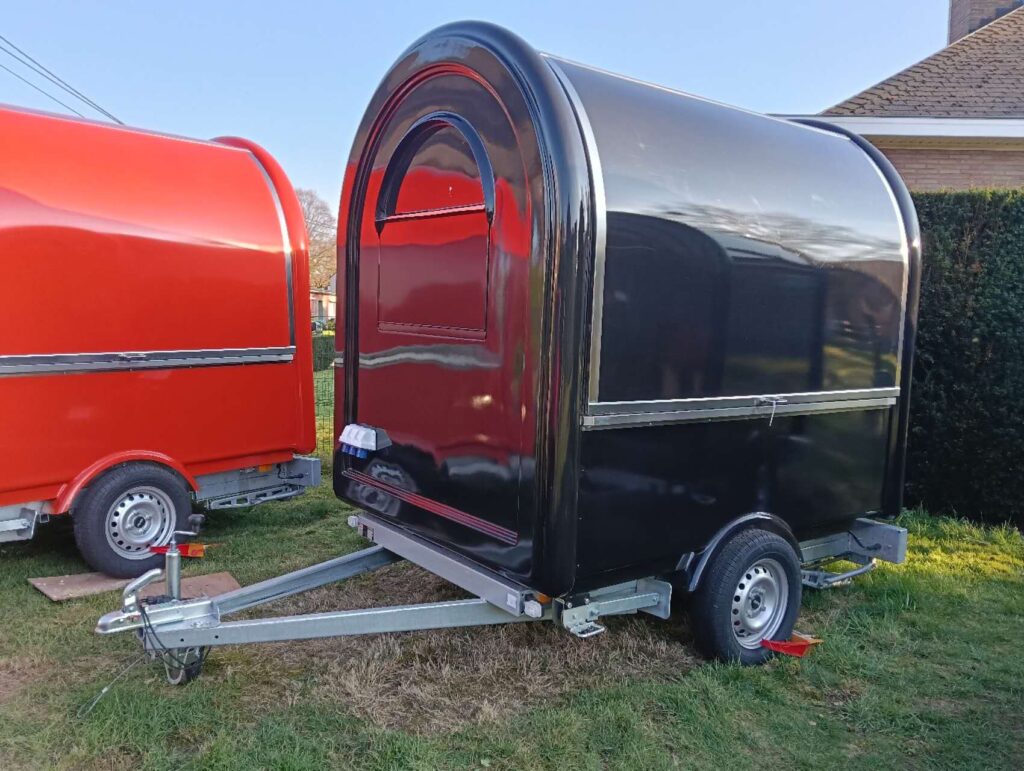 Remorque food truck rouge RAL8022 style rétro pour restauration mobile