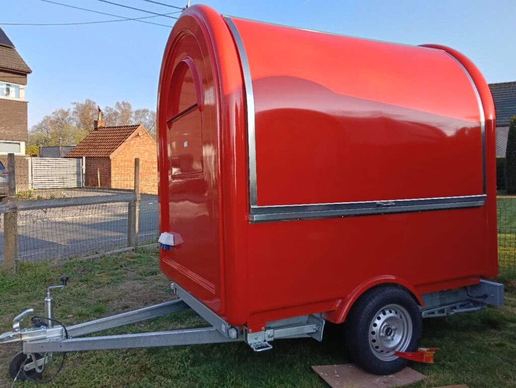 Remorque food truck rouge RAL3020 style rétro pour restauration mobile
